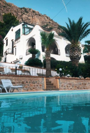 Villa del Golfo Urio with swimming pool shared by the two apartments